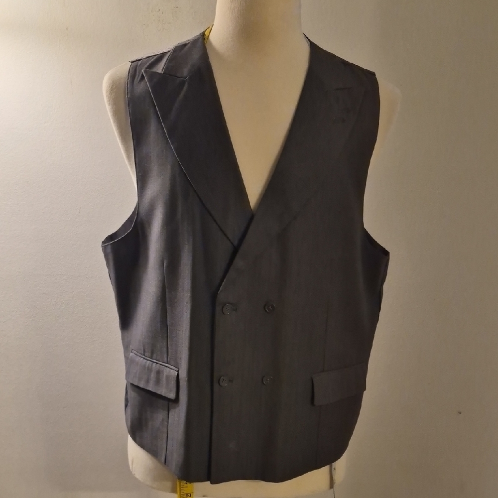 Elegant 3 Piece Double-Breasted Suit - Picture 5 of 11